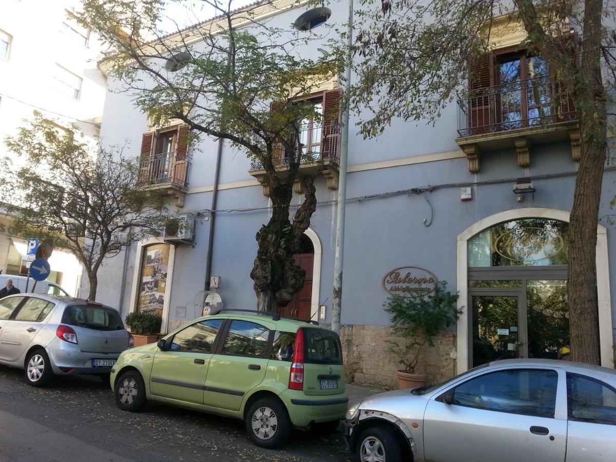 לינה וארוחת בוקר קלטניסטה Palazzo Cosentino מראה חיצוני תמונה